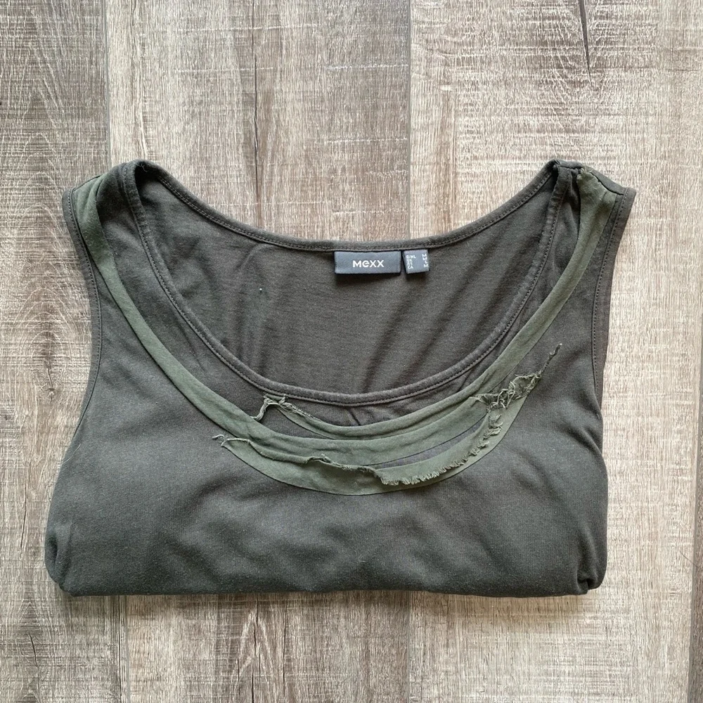 ✨FREE✨ - Picture 2 of 4